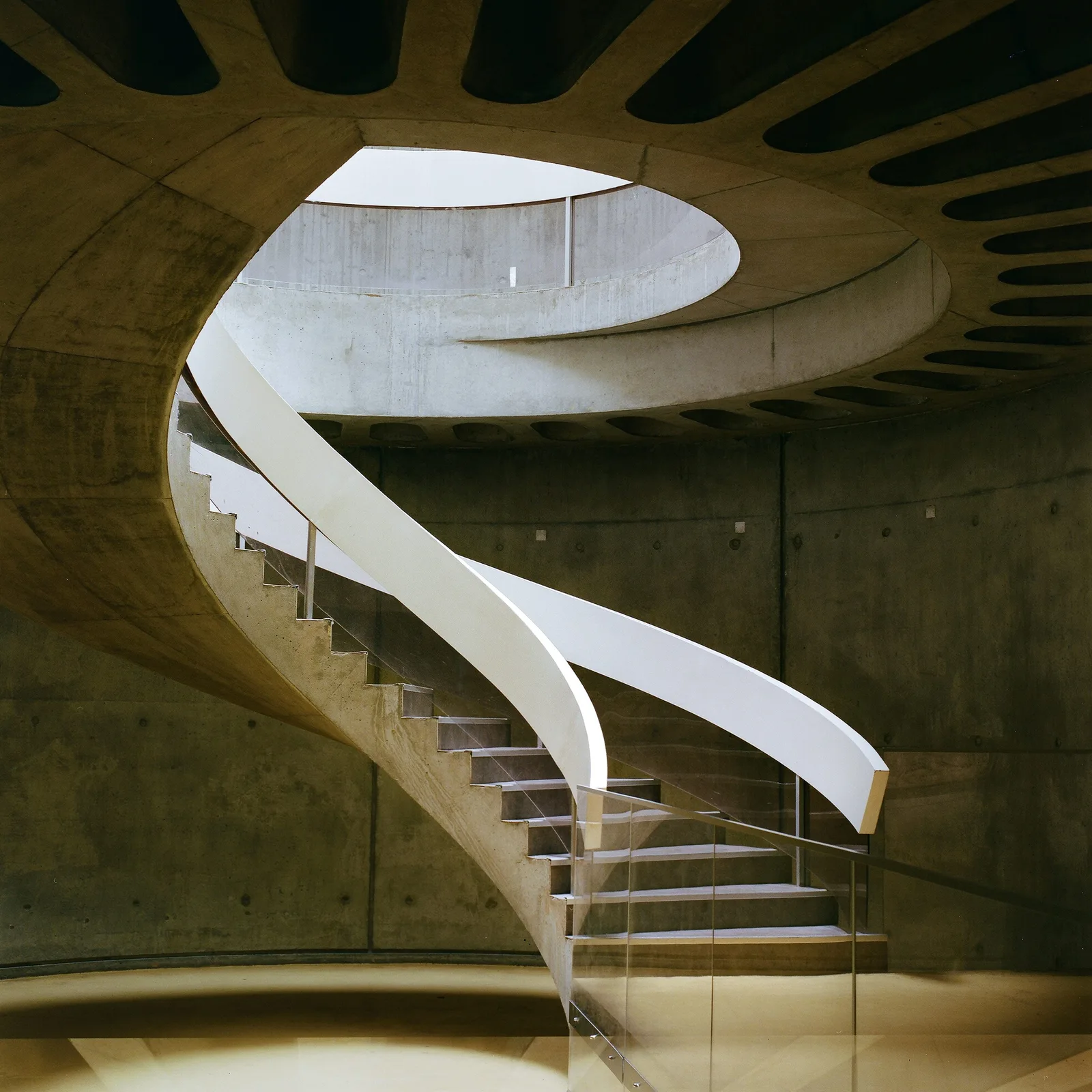 Struttura architettonica con scala e luce, immagine editoriale
